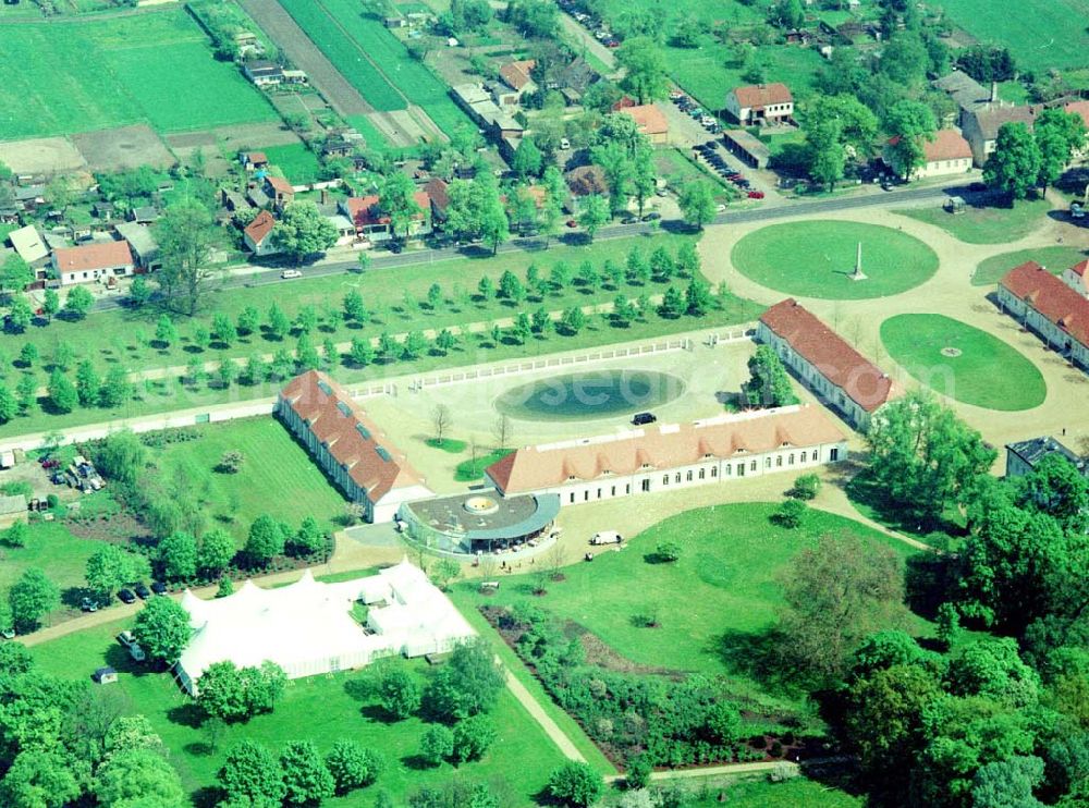 Neuhardenberg (ehem. Marxwalde) / Brandenburg from above - Hotel Schloss Neuhardenberg am Tage der Wiedereröffnung nach umfangreichen Restaurations- und Sanierungsarbeiten. Inmitten eines von Peter Joseph Lenné und Hermann Fürst von Pückler-Muskau gestalteten Landschaftparks gelegen, bietet Hotel Schloss Neuhardenberg Komfort und Ruhe. Es verfügt über Räumlichkeiten verschiedener Größe für Gespräche, Tagungen und Konferenzen, aber auch für Feierlichkeiten. Für die Planung und Gestaltung von Konferenzen, Tagungen und Gesprächen und des entsprechenden kulturellen und kulinarischen Begleitprogramms unterbreitet Ihnen der Veranstaltungsservice von Hotel Schloss Neuhardenberg unter der Telefonnummer +49 (0)30 - 889 290-15 gerne detaillierte Arrangementvorschläge. Einzelreservierungen werden unter der Telefonnummer +49 (0)30 - 889 290-0 entgegen genommen. Hotel Schloss Neuhardenberg wird in Zusammenarbeit mit den Althoff Hotels betrieben. Neuhardenberg 08.05.2001