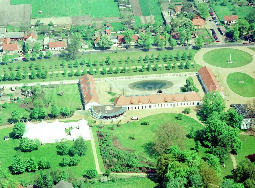 Neuhardenberg (ehem. Marxwalde) / Brandenburg from the bird's eye view: Hotel Schloss Neuhardenberg am Tage der Wiedereröffnung nach umfangreichen Restaurations- und Sanierungsarbeiten. Inmitten eines von Peter Joseph Lenné und Hermann Fürst von Pückler-Muskau gestalteten Landschaftparks gelegen, bietet Hotel Schloss Neuhardenberg Komfort und Ruhe. Es verfügt über Räumlichkeiten verschiedener Größe für Gespräche, Tagungen und Konferenzen, aber auch für Feierlichkeiten. Für die Planung und Gestaltung von Konferenzen, Tagungen und Gesprächen und des entsprechenden kulturellen und kulinarischen Begleitprogramms unterbreitet Ihnen der Veranstaltungsservice von Hotel Schloss Neuhardenberg unter der Telefonnummer +49 (0)30 - 889 290-15 gerne detaillierte Arrangementvorschläge. Einzelreservierungen werden unter der Telefonnummer +49 (0)30 - 889 290-0 entgegen genommen. Hotel Schloss Neuhardenberg wird in Zusammenarbeit mit den Althoff Hotels betrieben. Neuhardenberg 08.05.2001