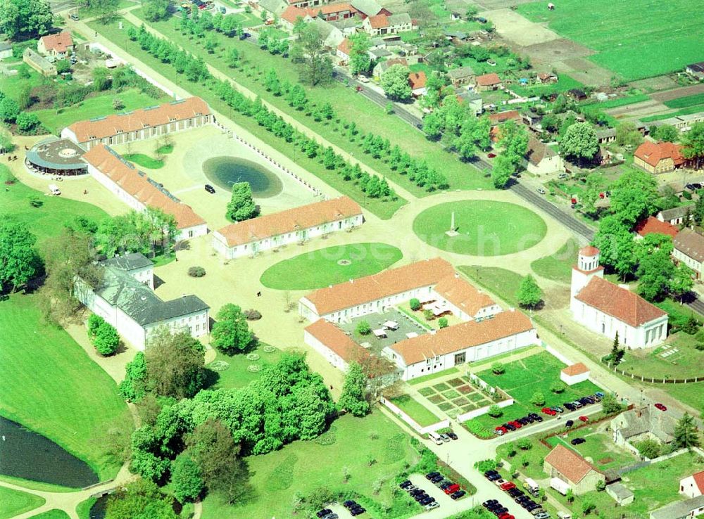 Neuhardenberg (ehem. Marxwalde) / Brandenburg from above - Hotel Schloss Neuhardenberg am Tage der Wiedereröffnung nach umfangreichen Restaurations- und Sanierungsarbeiten. Inmitten eines von Peter Joseph Lenné und Hermann Fürst von Pückler-Muskau gestalteten Landschaftparks gelegen, bietet Hotel Schloss Neuhardenberg Komfort und Ruhe. Es verfügt über Räumlichkeiten verschiedener Größe für Gespräche, Tagungen und Konferenzen, aber auch für Feierlichkeiten. Für die Planung und Gestaltung von Konferenzen, Tagungen und Gesprächen und des entsprechenden kulturellen und kulinarischen Begleitprogramms unterbreitet Ihnen der Veranstaltungsservice von Hotel Schloss Neuhardenberg unter der Telefonnummer +49 (0)30 - 889 290-15 gerne detaillierte Arrangementvorschläge. Einzelreservierungen werden unter der Telefonnummer +49 (0)30 - 889 290-0 entgegen genommen. Hotel Schloss Neuhardenberg wird in Zusammenarbeit mit den Althoff Hotels betrieben. Neuhardenberg 08.05.2001