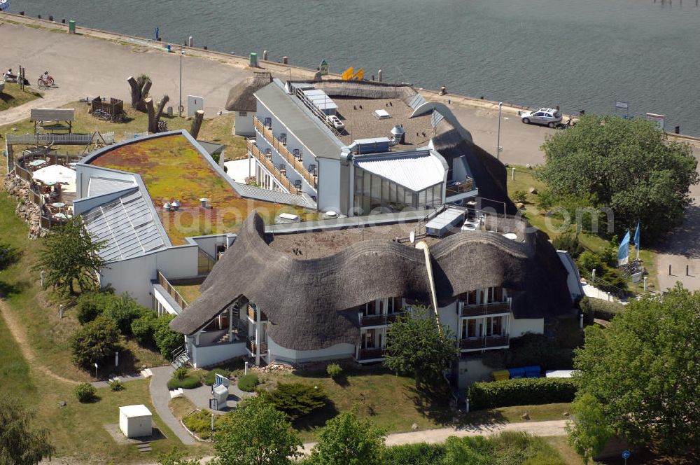 Aerial photograph Baabe - Blick auf das Hotel Solthus am See auf der Insel Rügen im Ostseebad Baabe. Im Hintergrund eigener Bootsanlegesteg in der Mündung / Verbindung der Having Bucht und dem Selliner See. Kontakt: Hotel Solthus Betriebsgesellschaft mbH, Bollwerkstrasse 1, 18586 Ostseebad Baabe / Rügen, Tel. +49(0)38303 8716-0, Fax +49(0)38303 8716-99, e-mail: info@solthus.de