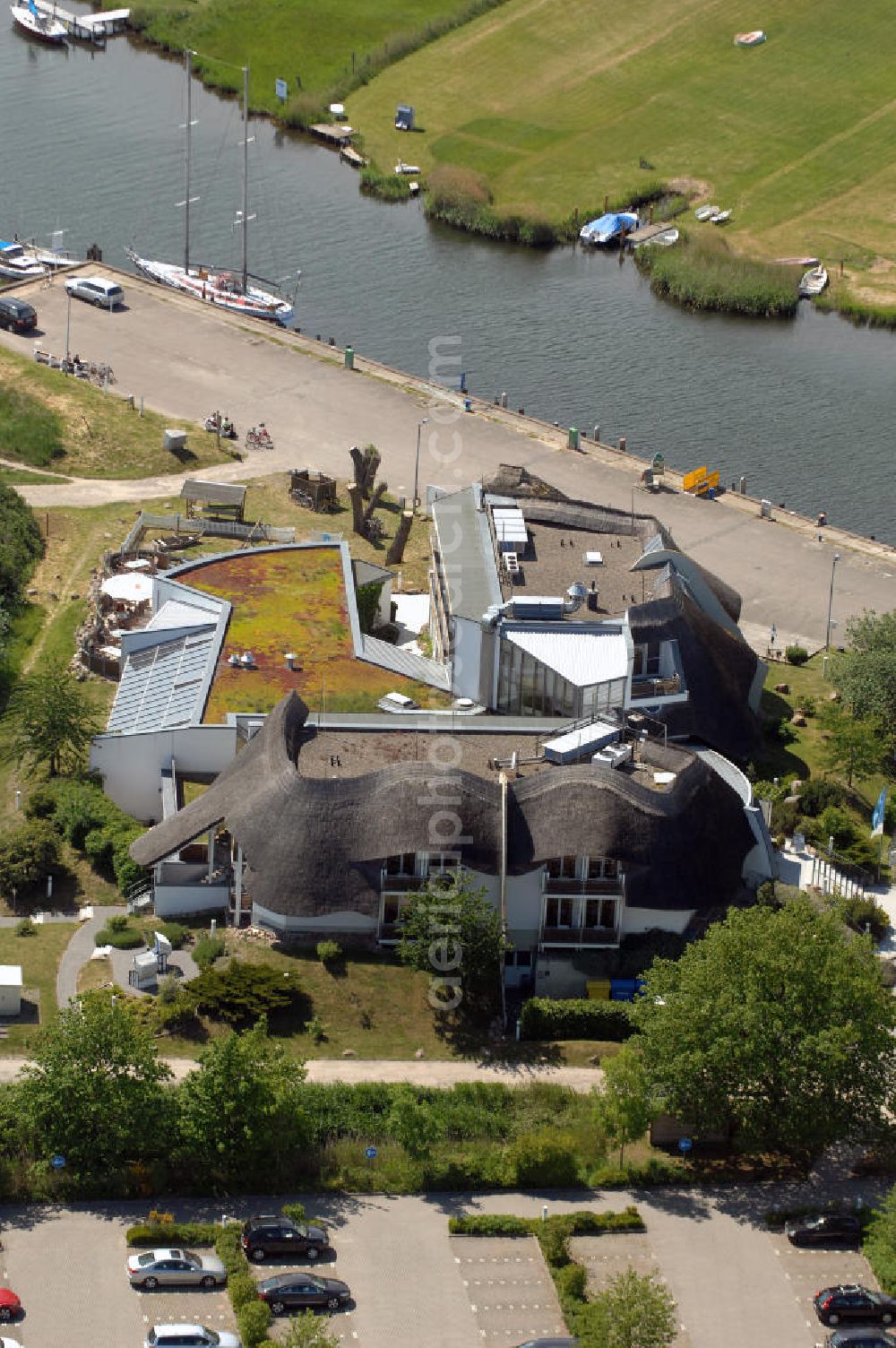 Baabe from the bird's eye view: Blick auf das Hotel Solthus am See auf der Insel Rügen im Ostseebad Baabe. Im Hintergrund eigener Bootsanlegesteg in der Mündung / Verbindung der Having Bucht und dem Selliner See. Kontakt: Hotel Solthus Betriebsgesellschaft mbH, Bollwerkstrasse 1, 18586 Ostseebad Baabe / Rügen, Tel. +49(0)38303 8716-0, Fax +49(0)38303 8716-99, e-mail: info@solthus.de