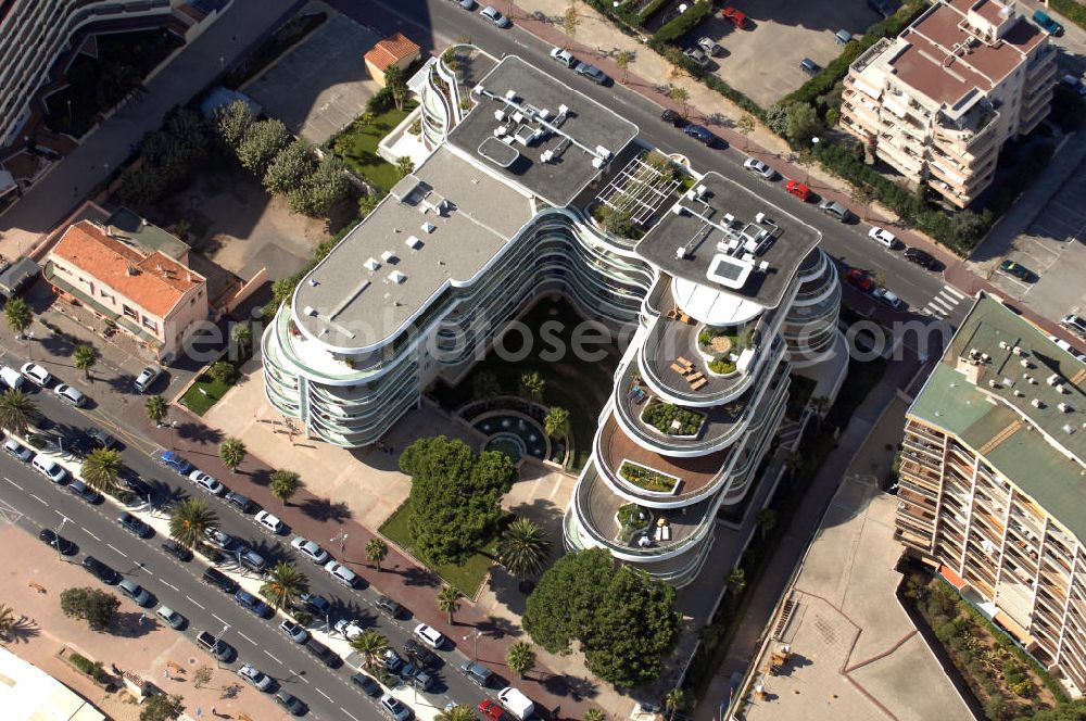 Aerial image Fréjus - Blick auf ein Hotel am Strand von Fréjus an der Cote d' Azur in Frankreich.