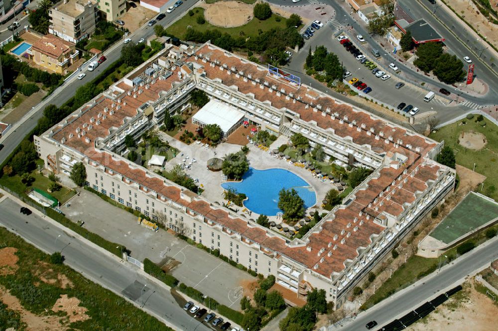 Palma de Nova from the bird's eye view: Blick auf das 3-Sterne-Hotel Voranova. View of the 3-star hotel Voranova.