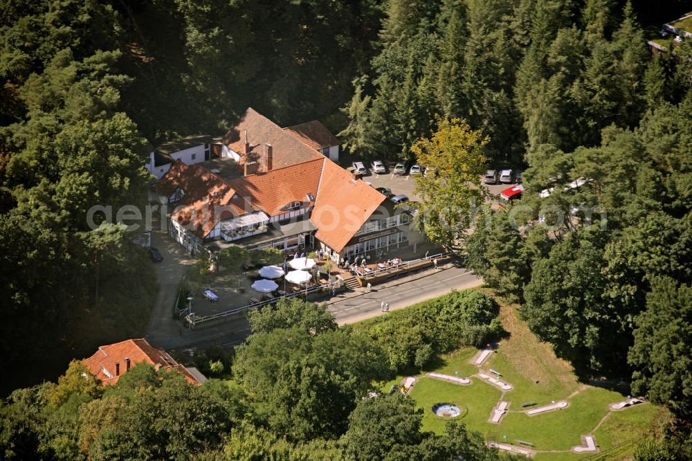 Hitzacker from the bird's eye view: Blick auf das Hotel Waldfrieden in Hitzacker mit einer Minigolf-Anlage im Vordergrund.