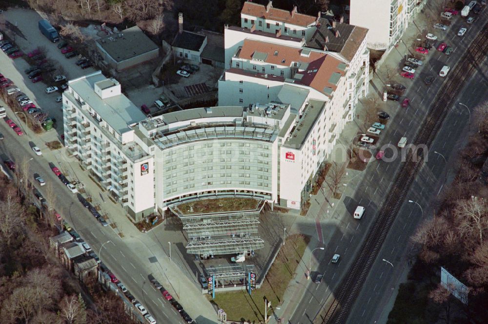 Berlin from the bird's eye view: Complex of the hotel building IBIS on street Prenzlauer Allee in the district Prenzlauer Berg in Berlin, Germany