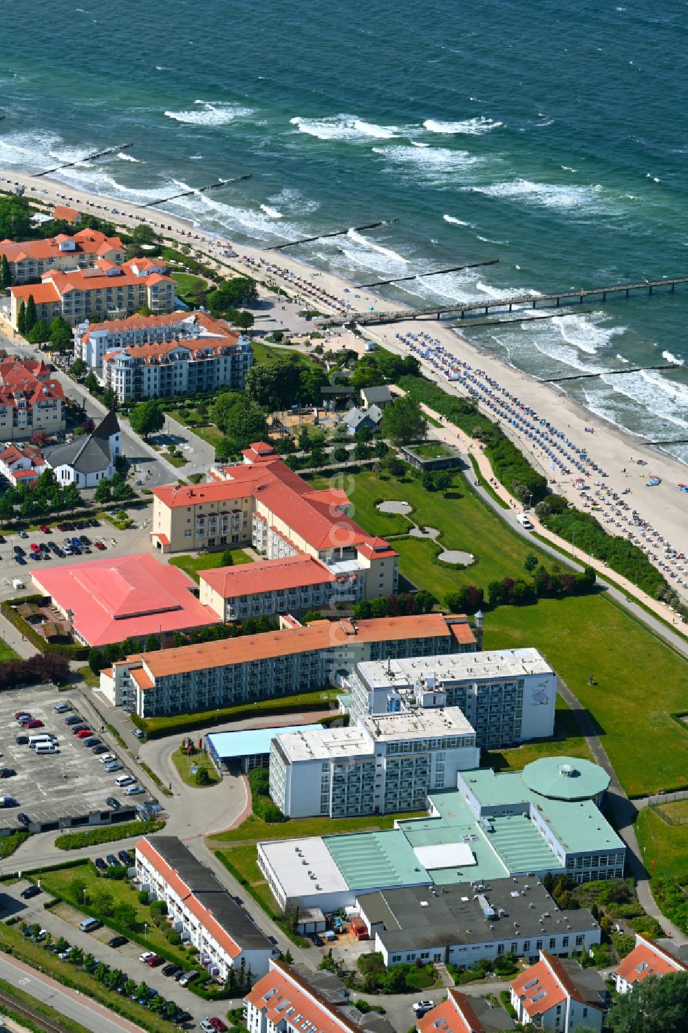 Aerial image Ostseebad Kühlungsborn - High-rise building of the hotel complex Morada Strandhotel Ostseebad Kuehlungsborn on street Rudolf-Breitscheid-Strasse in Ostseebad Kuehlungsborn in the state Mecklenburg - Western Pomerania, Germany