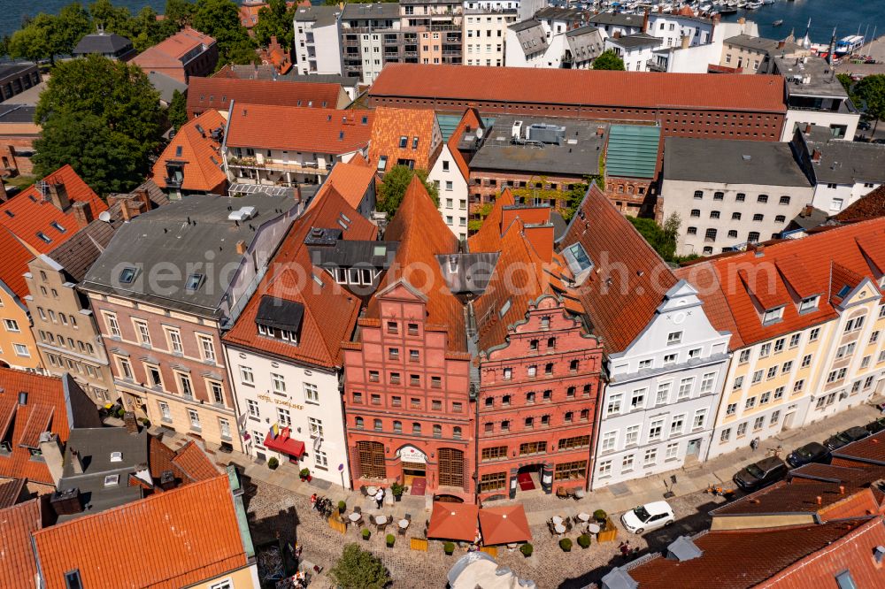 Aerial photograph Hansestadt Stralsund - Complex of the hotel building Romantik Hotel Scheelehof in Hansestadt Stralsund at the baltic sea coast in the state Mecklenburg - Western Pomerania, Germany