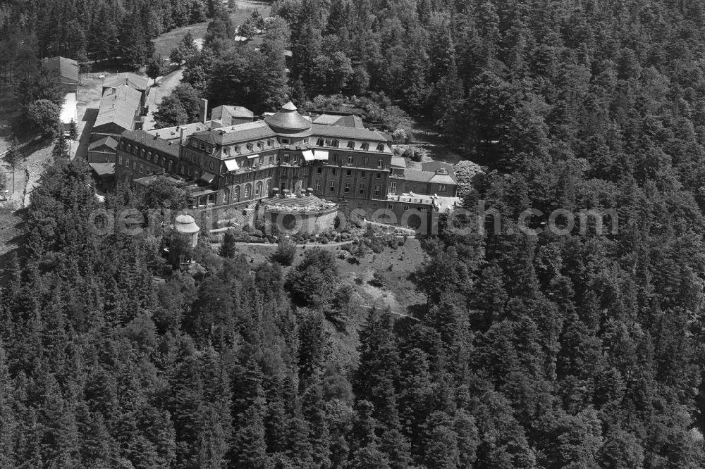 Bühl from the bird's eye view: Complex of the hotel building Schlosshotel Buehlerhoehe on street Schwarzwaldhochstrasse in Buehl in the state Baden-Wuerttemberg, Germany