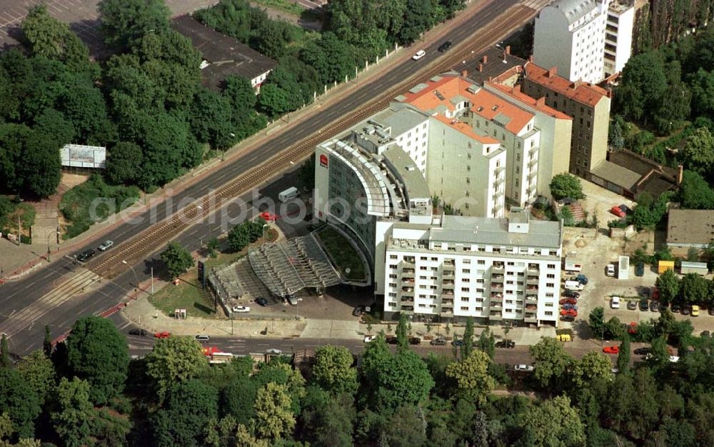 Berlin - Prenzlauer-Berg from above - Hotelneubau an der Prenzlauer Allee.