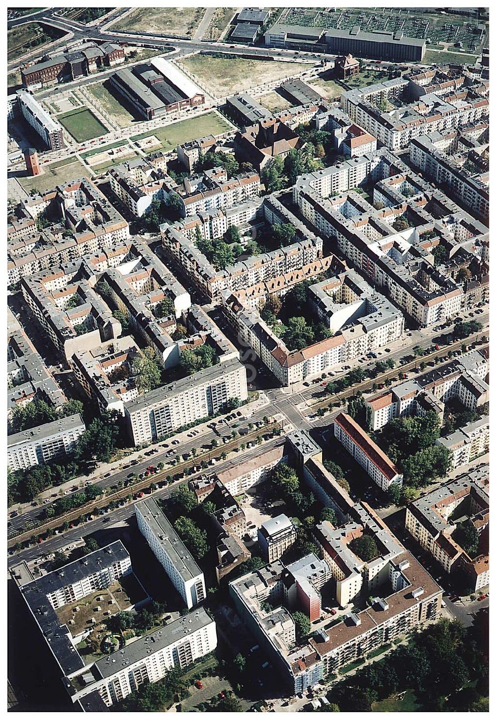 Aerial photograph Berlin / Friedrichshain - 26.09.2003 Hotelneubaukomplex der Betriebsgesellschaft Hotel New Berlin mbH an der Petersburger Str. 24 / Ecke Kochhannstraße in 10249 Berlin - Friedrichshain Nähe SEZ / Landsberger Allee