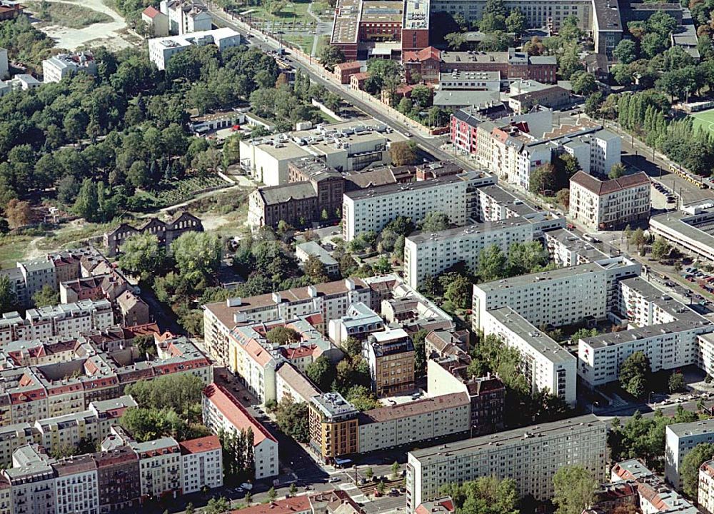 Berlin / Friedrichshain from above - 26.09.2003 Hotelneubaukomplex der Betriebsgesellschaft Hotel New Berlin mbH an der Petersburger Str. 24 / Ecke Kochhannstraße in 10249 Berlin - Friedrichshain Nähe SEZ / Landsberger Allee