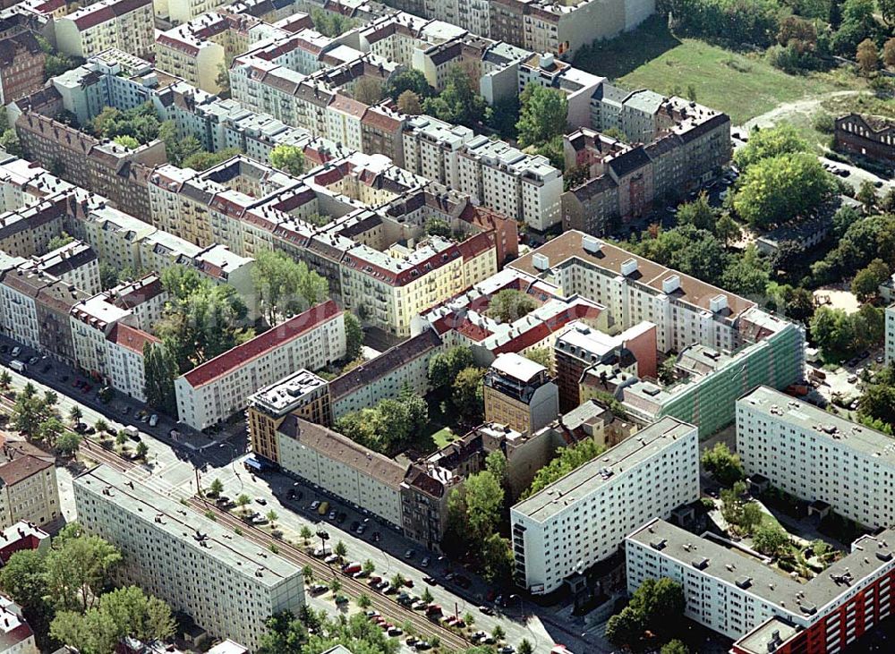 Berlin-Friedrichshain from the bird's eye view: 26.09.2003 Hotelneubaukomplex der Betriebsgesellschaft Hotel New Berlin mbH an der Petersburger Str. 24 / Ecke Kochhannstraße in 10249 Berlin - Friedrichshain Nähe SEZ / Landsberger Allee