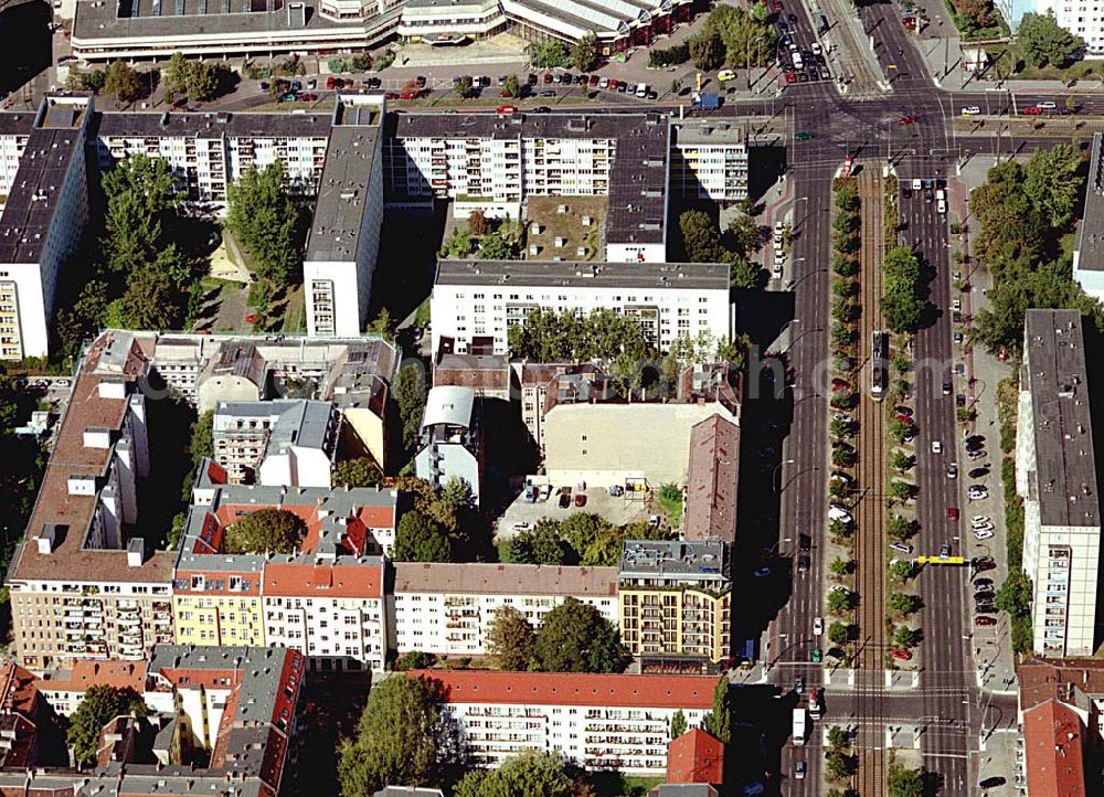 Aerial image Berlin-Friedrichshain - 26.09.2003 Hotelneubaukomplex der Betriebsgesellschaft Hotel New Berlin mbH an der Petersburger Str. 24 / Ecke Kochhannstraße in 10249 Berlin - Friedrichshain Nähe SEZ / Landsberger Allee