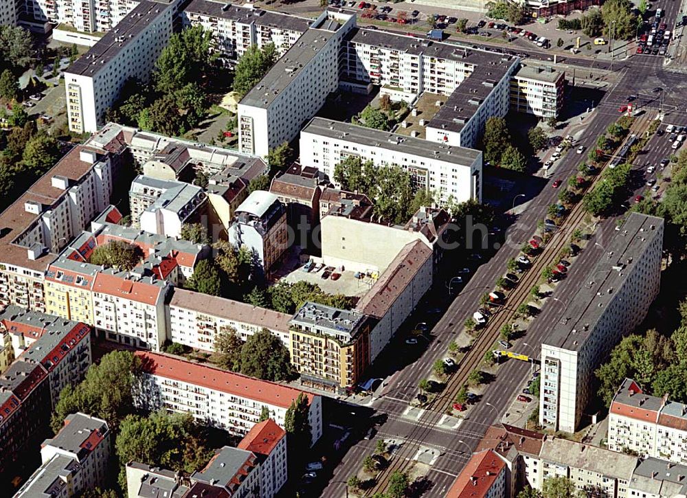 Aerial photograph Berlin-Friedrichshain - 26.09.2003 Hotelneubaukomplex der Betriebsgesellschaft Hotel New Berlin mbH an der Petersburger Str. 24 / Ecke Kochhannstraße in 10249 Berlin - Friedrichshain Nähe SEZ / Landsberger Allee