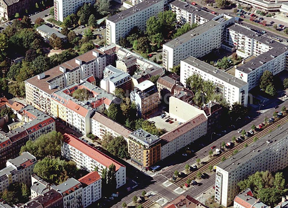 Berlin-Friedrichshain from above - 26.09.2003 Hotelneubaukomplex der Betriebsgesellschaft Hotel New Berlin mbH an der Petersburger Str. 24 / Ecke Kochhannstraße in 10249 Berlin - Friedrichshain Nähe SEZ / Landsberger Allee