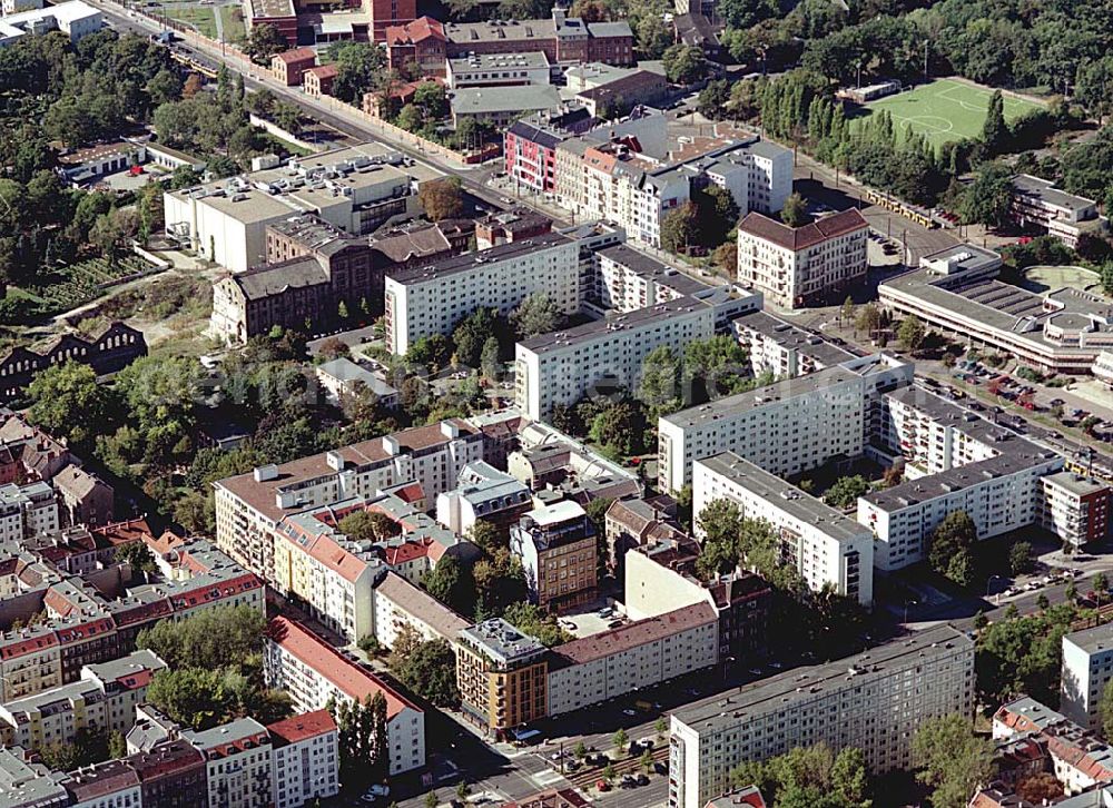 Berlin-Friedrichshain from the bird's eye view: 26.09.2003 Hotelneubaukomplex der Betriebsgesellschaft Hotel New Berlin mbH an der Petersburger Str. 24 / Ecke Kochhannstraße in 10249 Berlin - Friedrichshain Nähe SEZ / Landsberger Allee