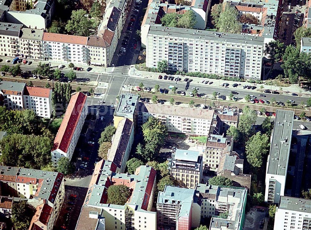 Aerial image Berlin-Friedrichshain - 26.09.2003 Hotelneubaukomplex der Betriebsgesellschaft Hotel New Berlin mbH an der Petersburger Str. 24 / Ecke Kochhannstraße in 10249 Berlin - Friedrichshain Nähe SEZ / Landsberger Allee