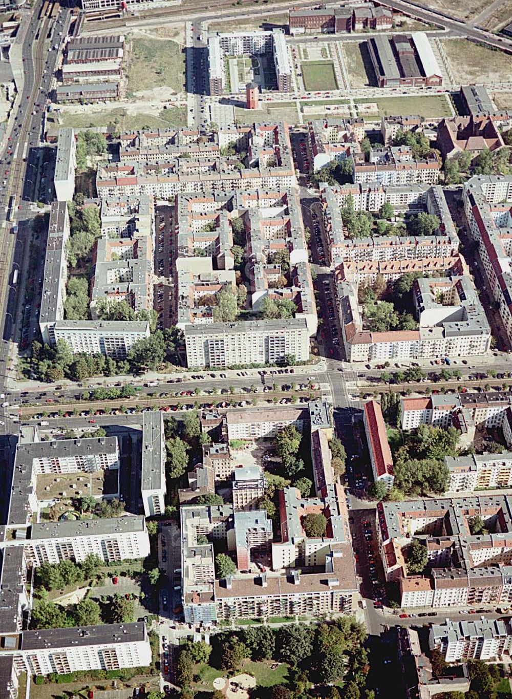 Aerial photograph Berlin-Friedrichshain - 26.09.2003 Hotelneubaukomplex der Betriebsgesellschaft Hotel New Berlin mbH an der Petersburger Str. 24 / Ecke Kochhannstraße in 10249 Berlin - Friedrichshain Nähe SEZ / Landsberger Allee