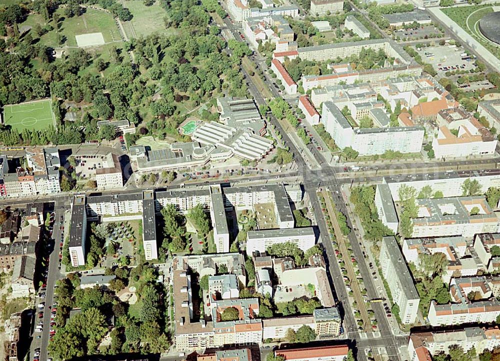 Berlin / Friedrichshain from above - 26.09.2003 Hotelneubaukomplex der Betriebsgesellschaft Hotel New Berlin mbH an der Petersburger Str. 24 / Ecke Kochhannstraße in 10249 Berlin - Friedrichshain Nähe SEZ / Landsberger Allee