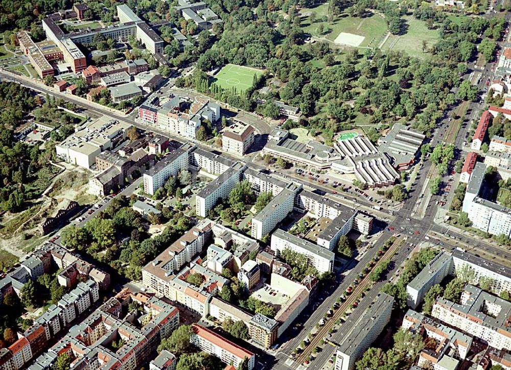 Berlin / Friedrichshain from the bird's eye view: 26.09.2003 Hotelneubaukomplex der Betriebsgesellschaft Hotel New Berlin mbH an der Petersburger Str. 24 / Ecke Kochhannstraße in 10249 Berlin - Friedrichshain Nähe SEZ / Landsberger Allee