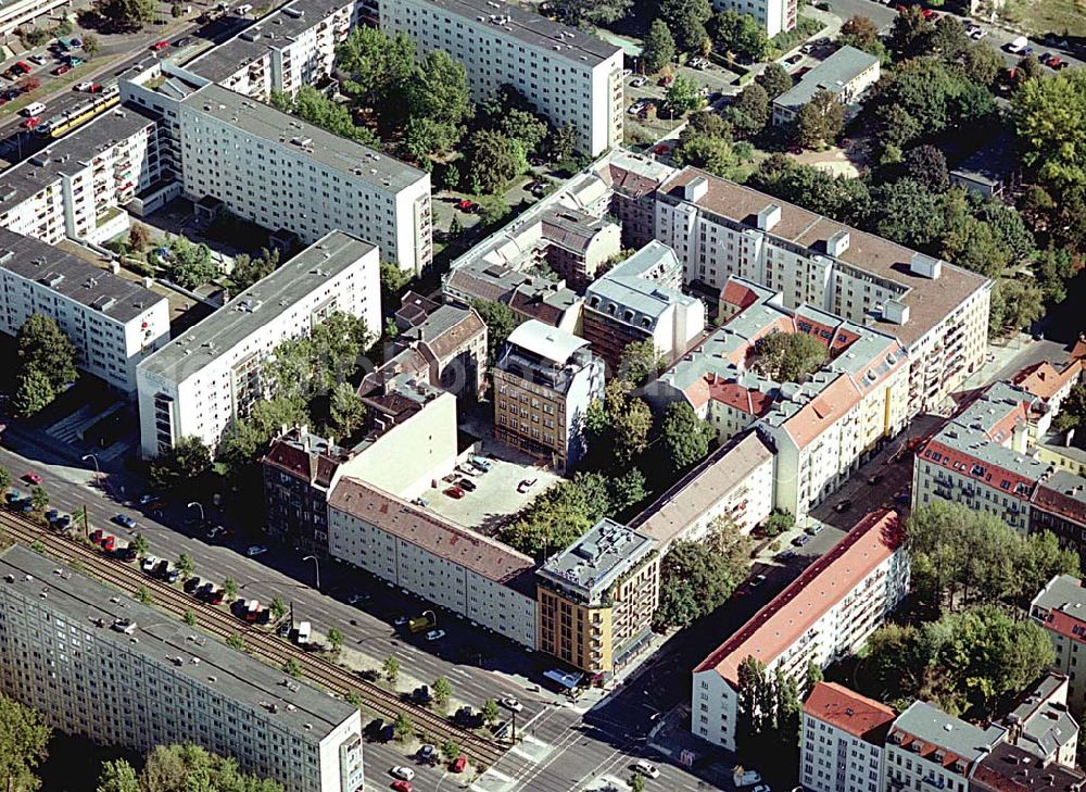 Aerial image Berlin-Friedrichshain - 26.09.2003 Hotelneubaukomplex der Betriebsgesellschaft Hotel New Berlin mbH an der Petersburger Str. 24 / Ecke Kochhannstraße in 10249 Berlin - Friedrichshain Nähe SEZ / Landsberger Allee