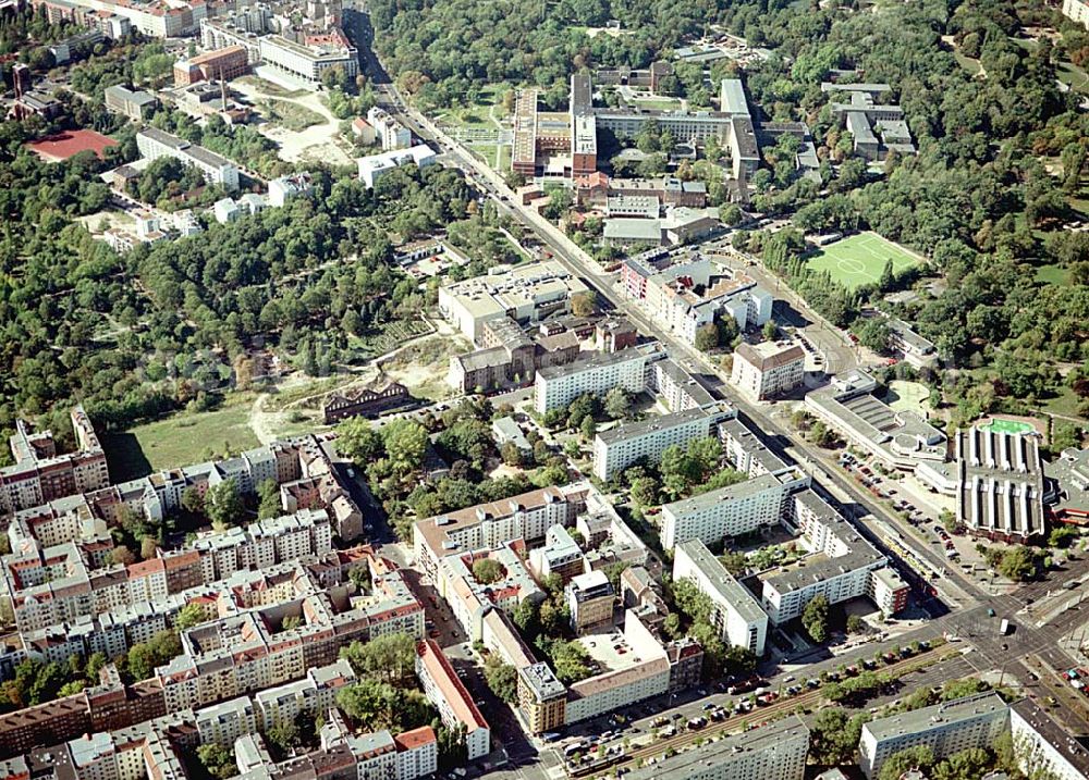 Aerial photograph Berlin / Friedrichshain - 26.09.2003 Hotelneubaukomplex der Betriebsgesellschaft Hotel New Berlin mbH an der Petersburger Str. 24 / Ecke Kochhannstraße in 10249 Berlin - Friedrichshain Nähe SEZ / Landsberger Allee