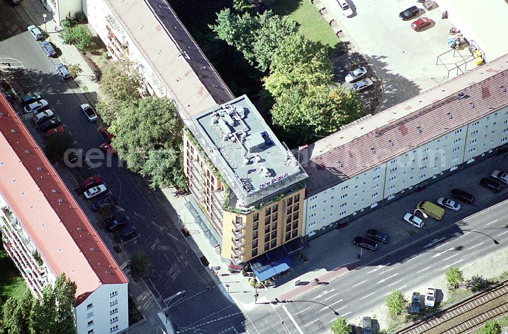 Berlin / Friedrichshain from above - 26.09.2003 Hotelneubaukomplex der Betriebsgesellschaft Hotel New Berlin mbH an der Petersburger Str. 24 / Ecke Kochhannstraße in 10249 Berlin - Friedrichshain Nähe SEZ / Landsberger Allee