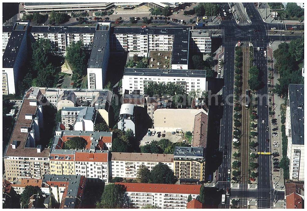 Aerial photograph Berlin / Friedrichshain - 26.09.2003 Hotelneubaukomplex der Betriebsgesellschaft Hotel New Berlin mbH an der Petersburger Str. 24 / Ecke Kochhannstraße in 10249 Berlin - Friedrichshain Nähe SEZ / Landsberger Allee