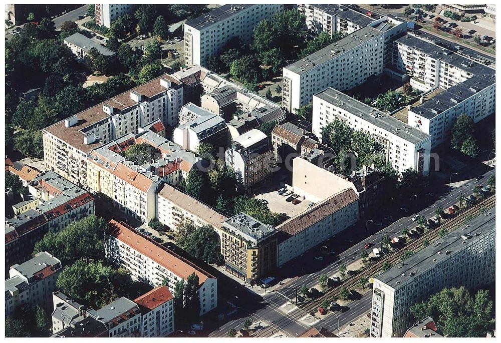 Berlin / Friedrichshain from the bird's eye view: 26.09.2003 Hotelneubaukomplex der Betriebsgesellschaft Hotel New Berlin mbH an der Petersburger Str. 24 / Ecke Kochhannstraße in 10249 Berlin - Friedrichshain Nähe SEZ / Landsberger Allee