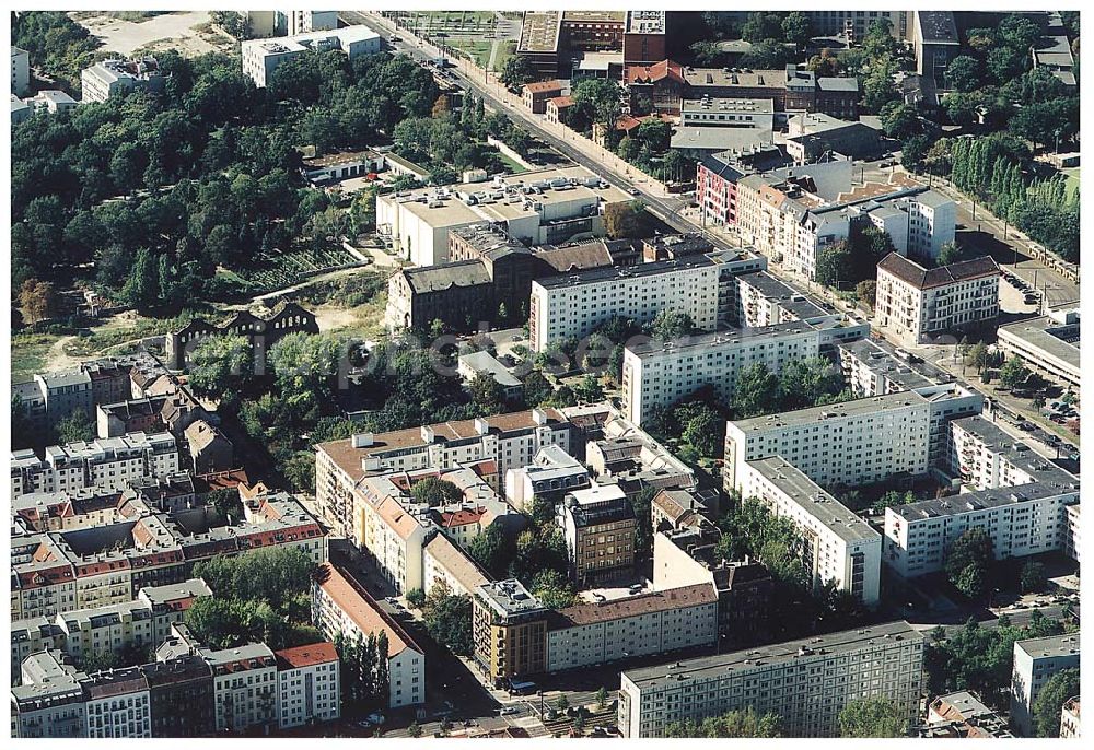 Aerial image Berlin / Friedrichshain - 26.09.2003 Hotelneubaukomplex der Betriebsgesellschaft Hotel New Berlin mbH an der Petersburger Str. 24 / Ecke Kochhannstraße in 10249 Berlin - Friedrichshain Nähe SEZ / Landsberger Allee