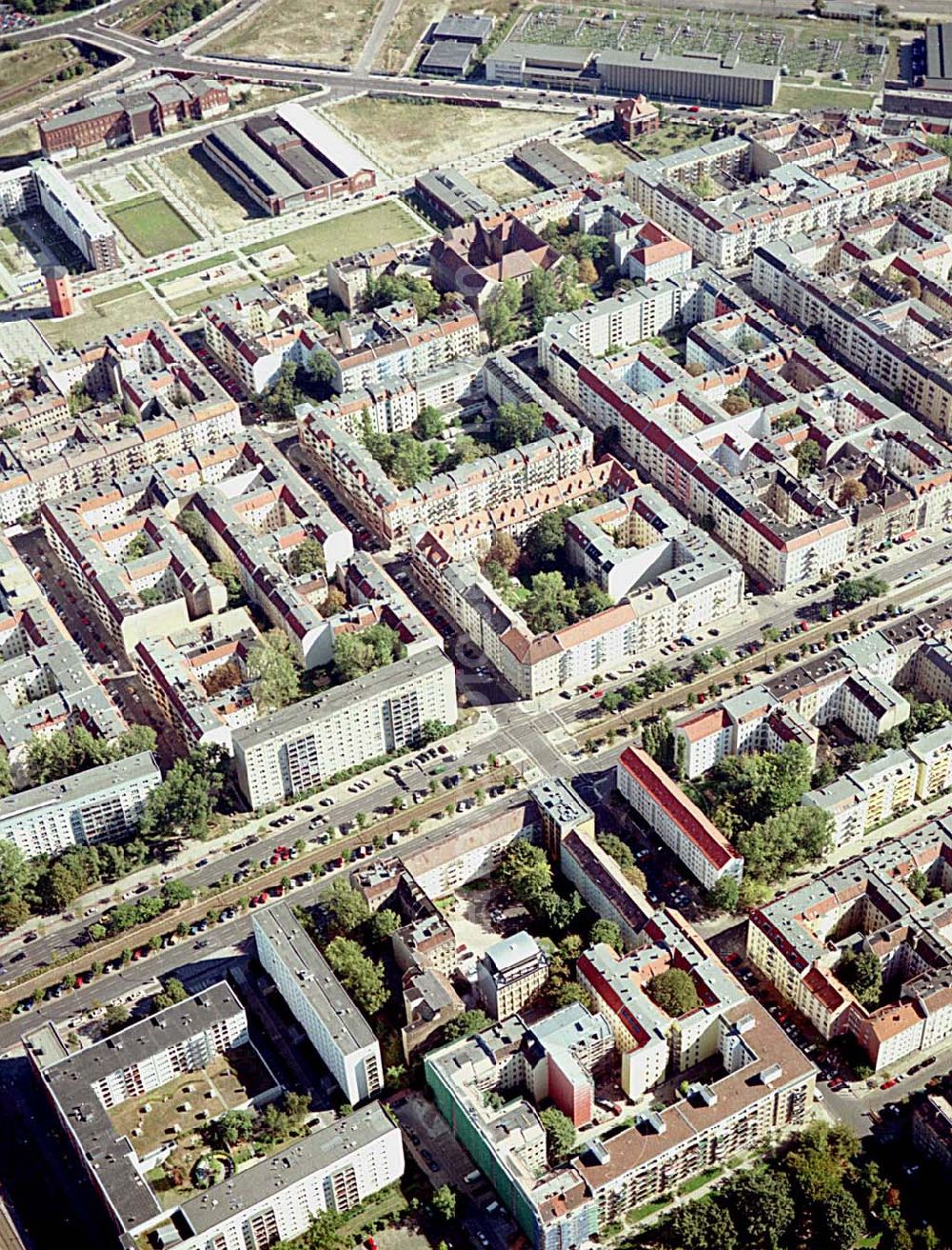 Aerial photograph Berlin / Friedrichshain - 26.09.2003 Hotelneubaukomplex der Betriebsgesellschaft Hotel New Berlin mbH an der Petersburger Str. 24 / Ecke Kochhannstraße in 10249 Berlin - Friedrichshain Nähe SEZ / Landsberger Allee