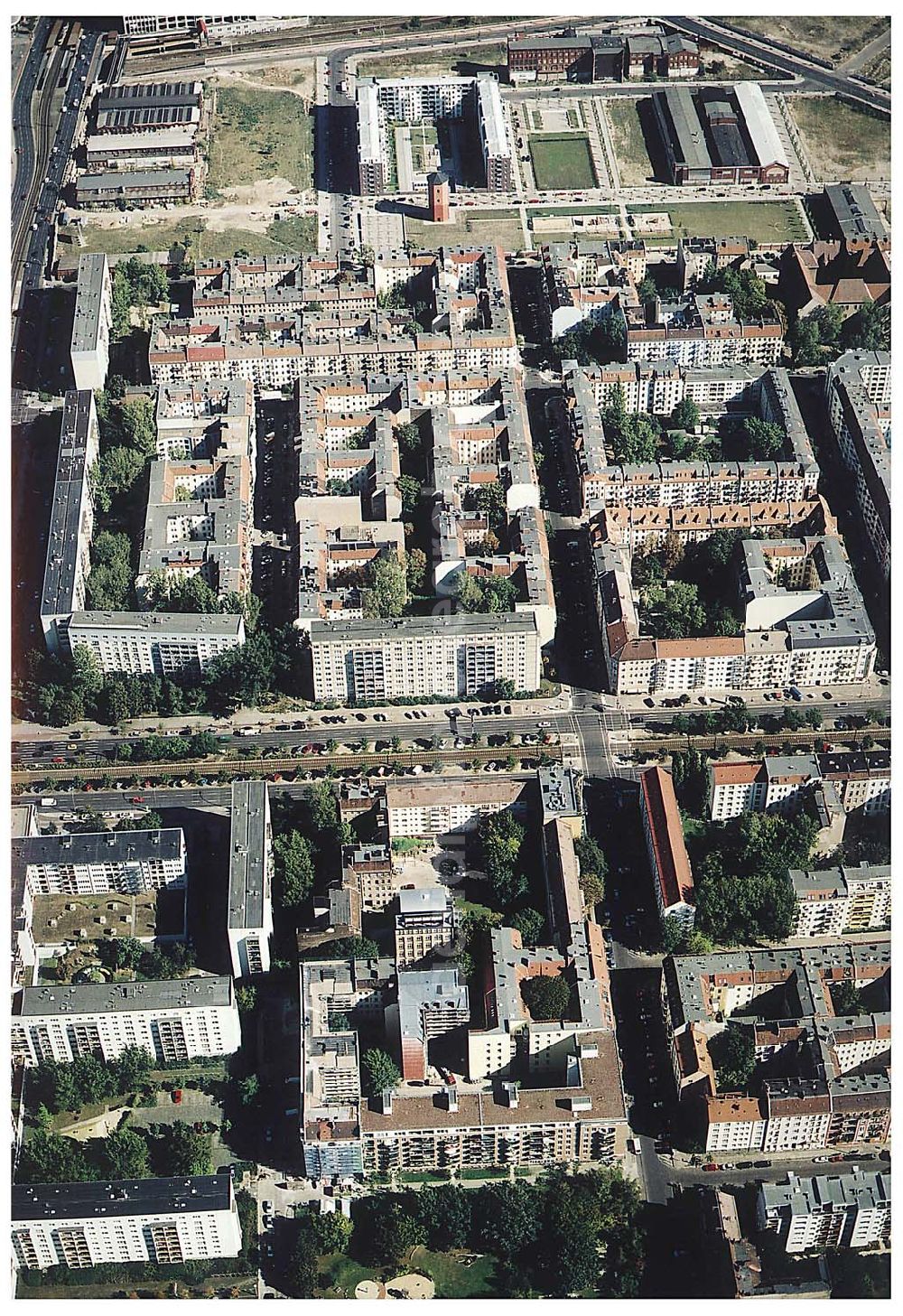 Berlin / Friedrichshain from above - 26.09.2003 Hotelneubaukomplex der Betriebsgesellschaft Hotel New Berlin mbH an der Petersburger Str. 24 / Ecke Kochhannstraße in 10249 Berlin - Friedrichshain Nähe SEZ / Landsberger Allee