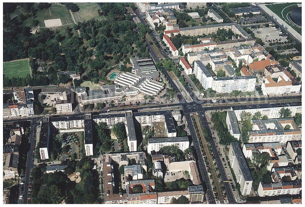 Berlin / Friedrichshain from the bird's eye view: 26.09.2003 Hotelneubaukomplex der Betriebsgesellschaft Hotel New Berlin mbH an der Petersburger Str. 24 / Ecke Kochhannstraße in 10249 Berlin - Friedrichshain Nähe SEZ / Landsberger Allee