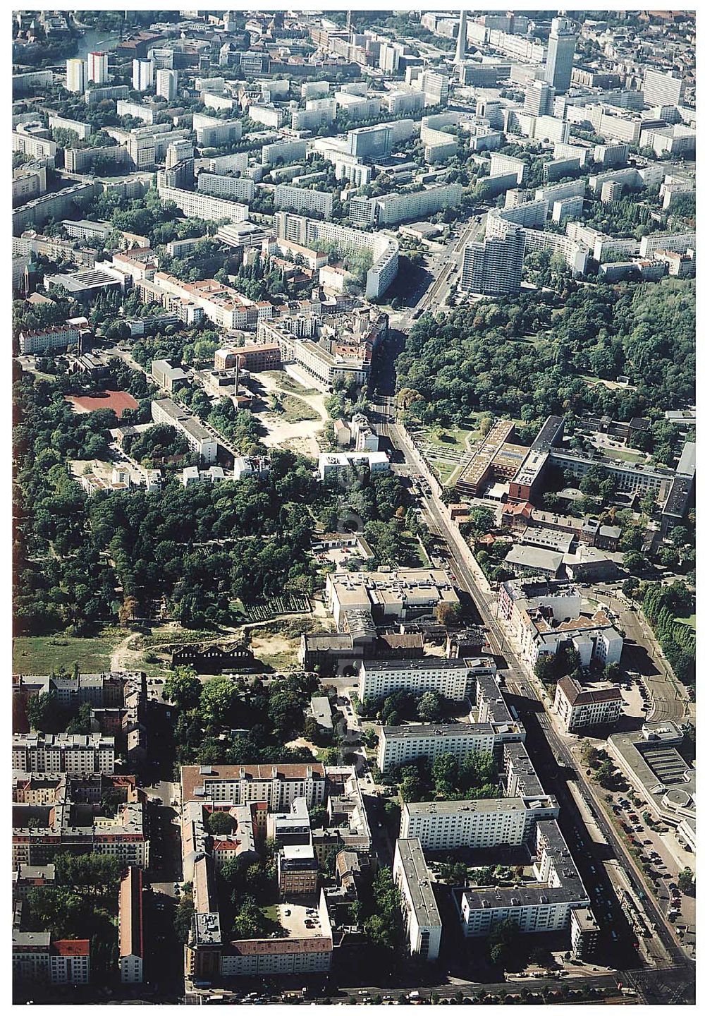 Berlin-Friedrichshain from the bird's eye view: 26.09.2003 Hotelneubaukomplex der Betriebsgesellschaft Hotel New Berlin mbH an der Petersburger Str. 24 / Ecke Kochhannstraße in 10249 Berlin - Friedrichshain Nähe SEZ / Landsberger Allee