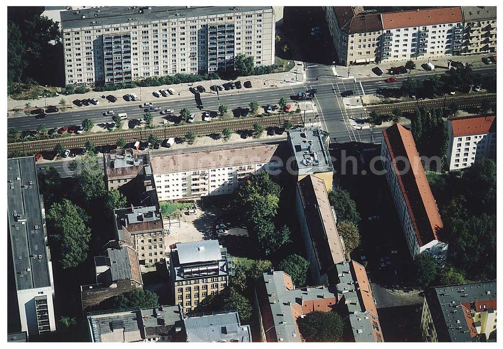 Aerial photograph Berlin / Friedrichshain - 26.09.2003 Hotelneubaukomplex der Betriebsgesellschaft Hotel New Berlin mbH an der Petersburger Str. 24 / Ecke Kochhannstraße in 10249 Berlin - Friedrichshain Nähe SEZ / Landsberger Allee