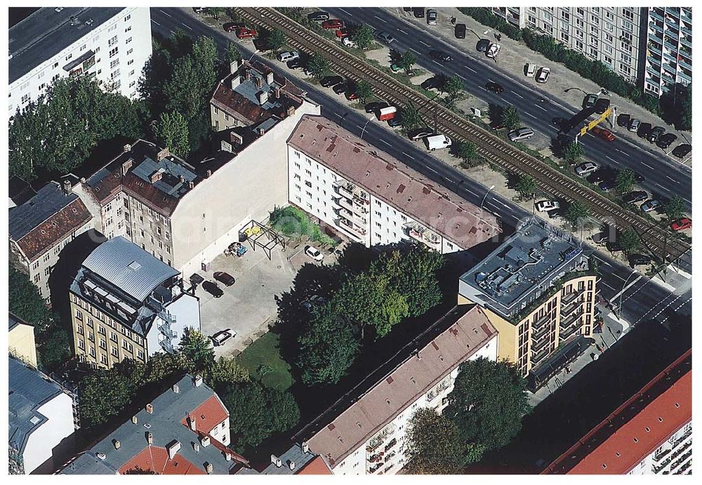 Berlin / Friedrichshain from above - 26.09.2003 Hotelneubaukomplex der Betriebsgesellschaft Hotel New Berlin mbH an der Petersburger Str. 24 / Ecke Kochhannstraße in 10249 Berlin - Friedrichshain Nähe SEZ / Landsberger Allee