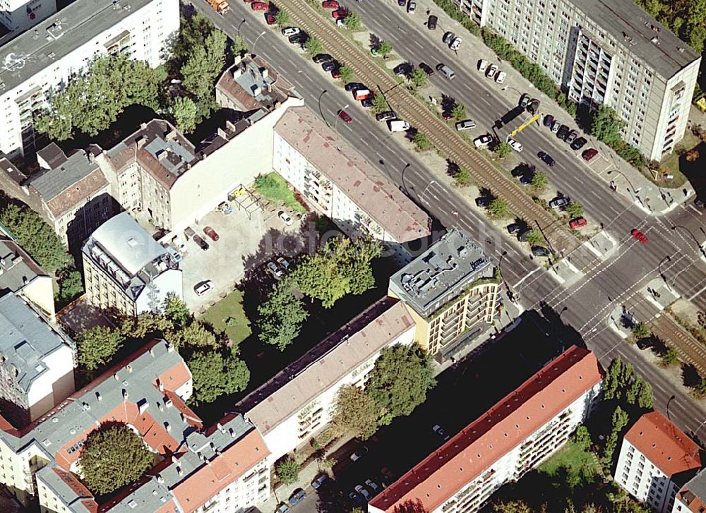 Berlin / Friedrichshain from the bird's eye view: 26.09.2003 Hotelneubaukomplex der Betriebsgesellschaft Hotel New Berlin mbH an der Petersburger Str. 24 / Ecke Kochhannstraße in 10249 Berlin - Friedrichshain Nähe SEZ / Landsberger Allee