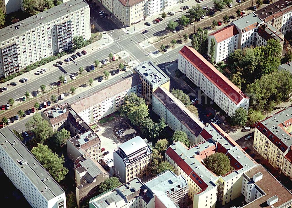 Aerial photograph Berlin / Friedrichshain - 26.09.2003 Hotelneubaukomplex der Betriebsgesellschaft Hotel New Berlin mbH an der Petersburger Str. 24 / Ecke Kochhannstraße in 10249 Berlin - Friedrichshain Nähe SEZ / Landsberger Allee