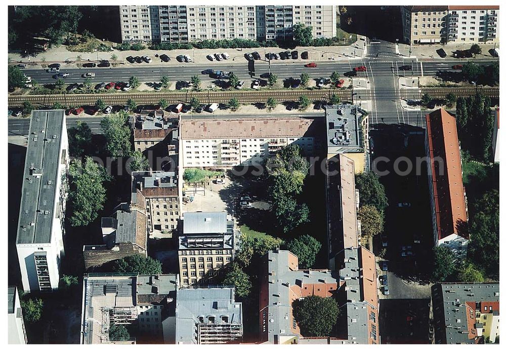 Berlin / Friedrichshain from the bird's eye view: 26.09.2003 Hotelneubaukomplex der Betriebsgesellschaft Hotel New Berlin mbH an der Petersburger Str. 24 / Ecke Kochhannstraße in 10249 Berlin - Friedrichshain Nähe SEZ / Landsberger Allee