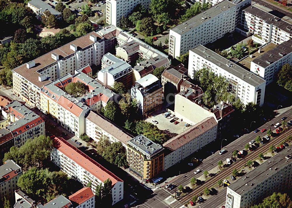 Aerial image Berlin / Friedrichshain - 26.09.2003 Hotelneubaukomplex der Betriebsgesellschaft Hotel New Berlin mbH an der Petersburger Str. 24 / Ecke Kochhannstraße in 10249 Berlin - Friedrichshain Nähe SEZ / Landsberger Allee