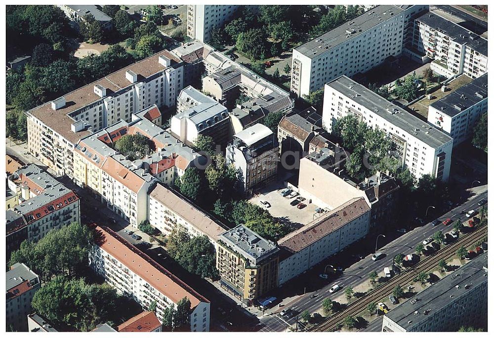 Berlin / Friedrichshain from above - 26.09.2003 Hotelneubaukomplex der Betriebsgesellschaft Hotel New Berlin mbH an der Petersburger Str. 24 / Ecke Kochhannstraße in 10249 Berlin - Friedrichshain Nähe SEZ / Landsberger Allee