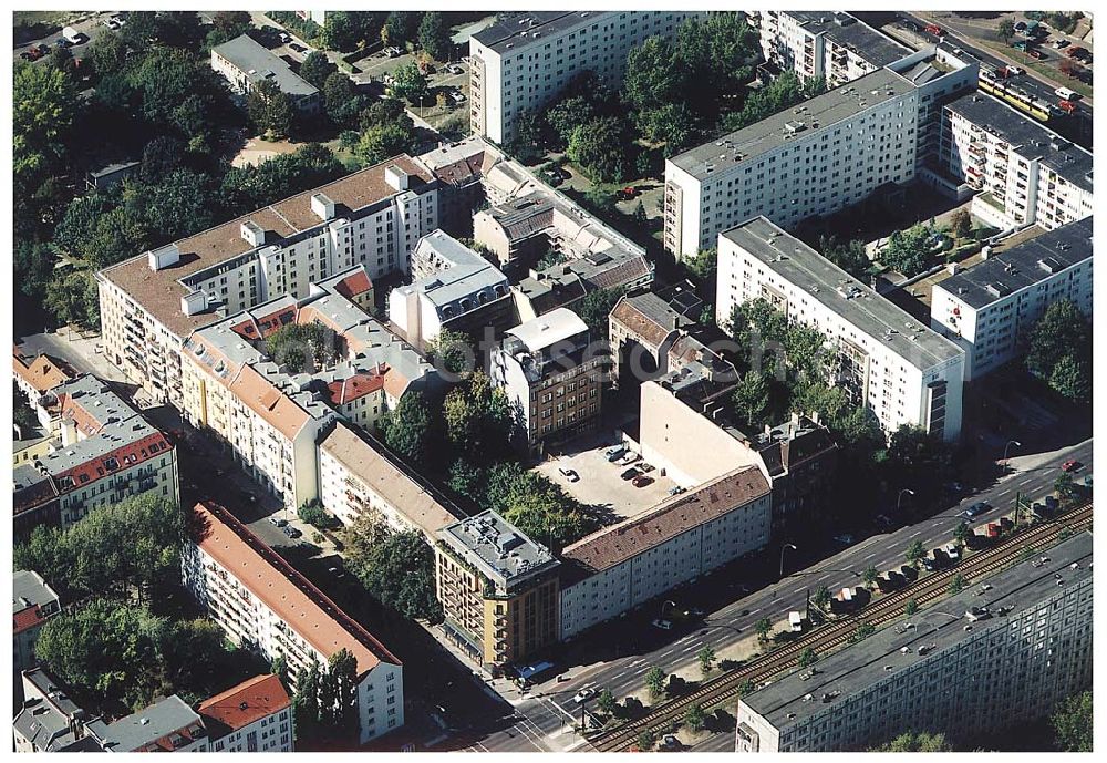 Berlin / Friedrichshain from the bird's eye view: 26.09.2003 Hotelneubaukomplex der Betriebsgesellschaft Hotel New Berlin mbH an der Petersburger Str. 24 / Ecke Kochhannstraße in 10249 Berlin - Friedrichshain Nähe SEZ / Landsberger Allee