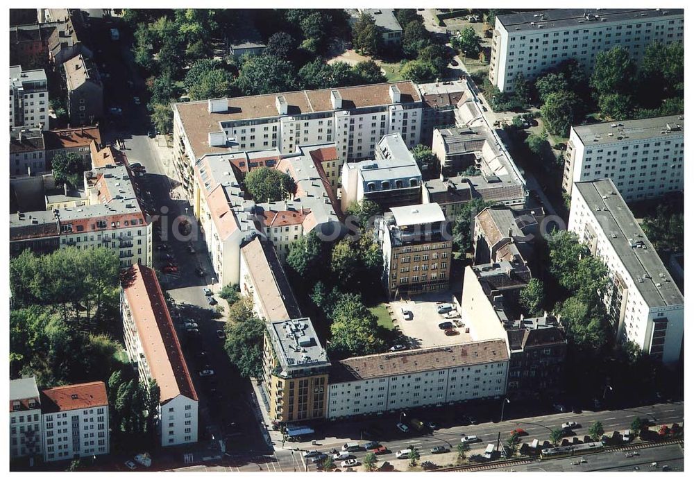 Aerial image Berlin / Friedrichshain - 26.09.2003 Hotelneubaukomplex der Betriebsgesellschaft Hotel New Berlin mbH an der Petersburger Str. 24 / Ecke Kochhannstraße in 10249 Berlin - Friedrichshain Nähe SEZ / Landsberger Allee