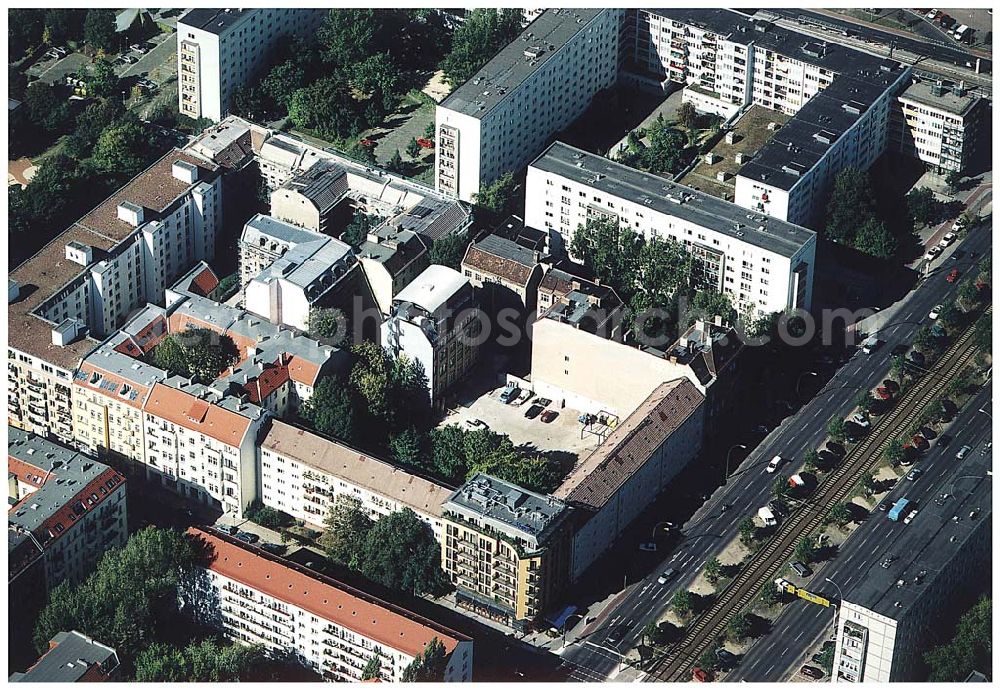 Aerial photograph Berlin / Friedrichshain - 26.09.2003 Hotelneubaukomplex der Betriebsgesellschaft Hotel New Berlin mbH an der Petersburger Str. 24 / Ecke Kochhannstraße in 10249 Berlin - Friedrichshain Nähe SEZ / Landsberger Allee