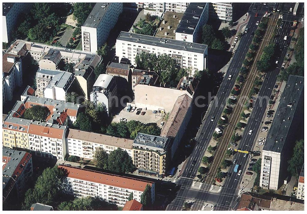 Berlin / Friedrichshain from above - 26.09.2003 Hotelneubaukomplex der Betriebsgesellschaft Hotel New Berlin mbH an der Petersburger Str. 24 / Ecke Kochhannstraße in 10249 Berlin - Friedrichshain Nähe SEZ / Landsberger Allee