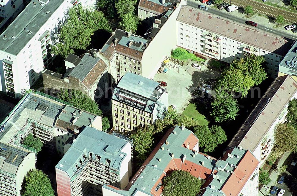 Berlin / Friedrichshain from the bird's eye view: 26.09.2003 Hotelneubaukomplex der Betriebsgesellschaft Hotel New Berlin mbH an der Petersburger Str. 24 / Ecke Kochhannstraße in 10249 Berlin - Friedrichshain Nähe SEZ / Landsberger Allee