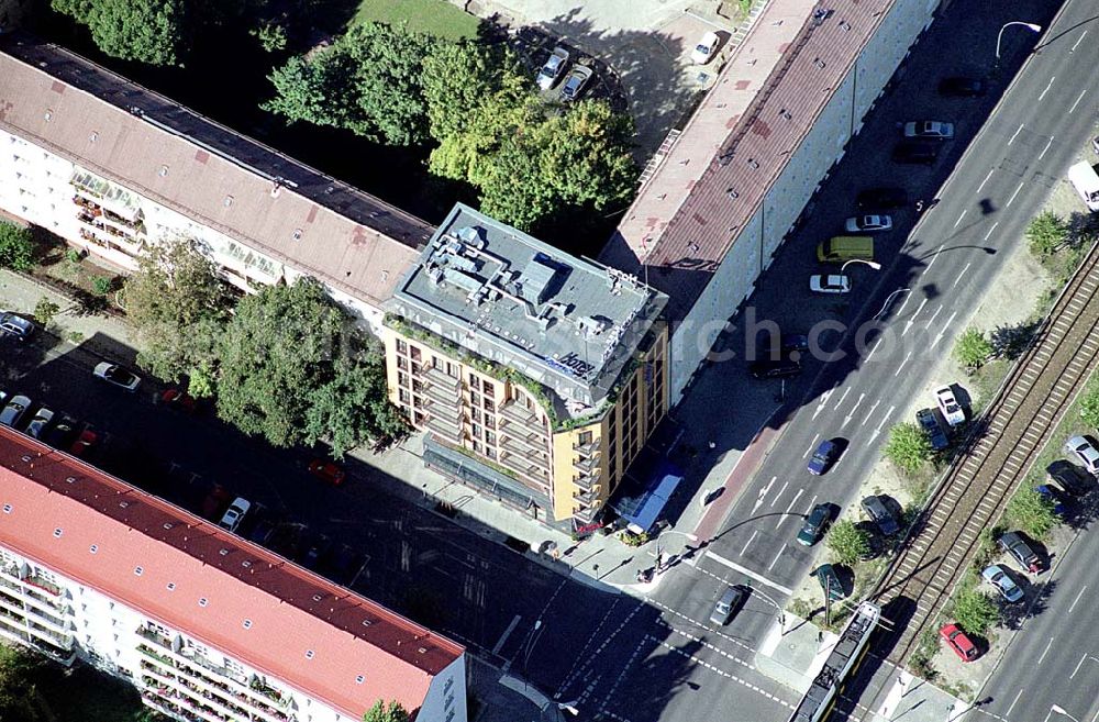 Berlin / Friedrichshain from above - 26.09.2003 Hotelneubaukomplex der Betriebsgesellschaft Hotel New Berlin mbH an der Petersburger Str. 24 / Ecke Kochhannstraße in 10249 Berlin - Friedrichshain Nähe SEZ / Landsberger Allee