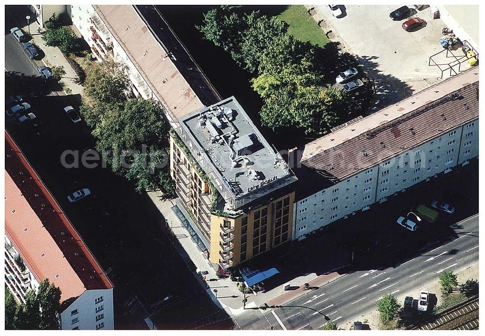 Berlin / Friedrichshain from the bird's eye view: 26.09.2003 Hotelneubaukomplex der Betriebsgesellschaft Hotel New Berlin mbH an der Petersburger Str. 24 / Ecke Kochhannstraße in 10249 Berlin - Friedrichshain Nähe SEZ / Landsberger Allee