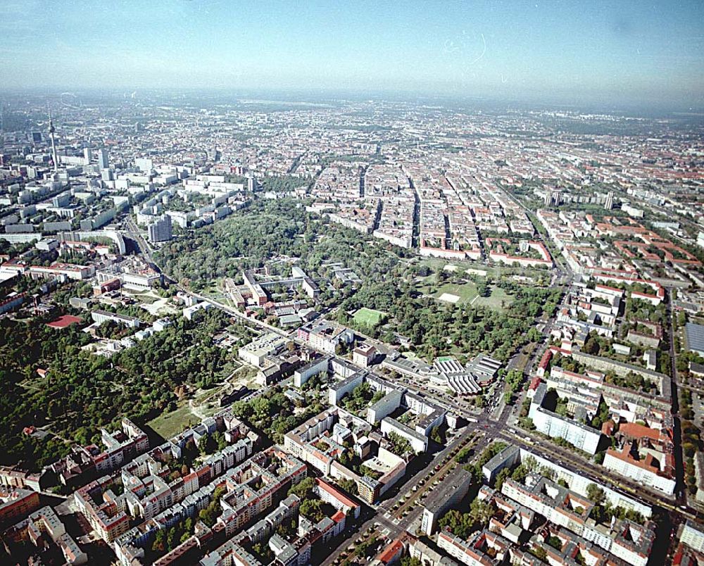 Aerial image Berlin / Friedrichshain - 26.09.2003 Hotelneubaukomplex der Betriebsgesellschaft Hotel New Berlin mbH an der Petersburger Str. 24 / Ecke Kochhannstraße in 10249 Berlin - Friedrichshain Nähe SEZ / Landsberger Allee