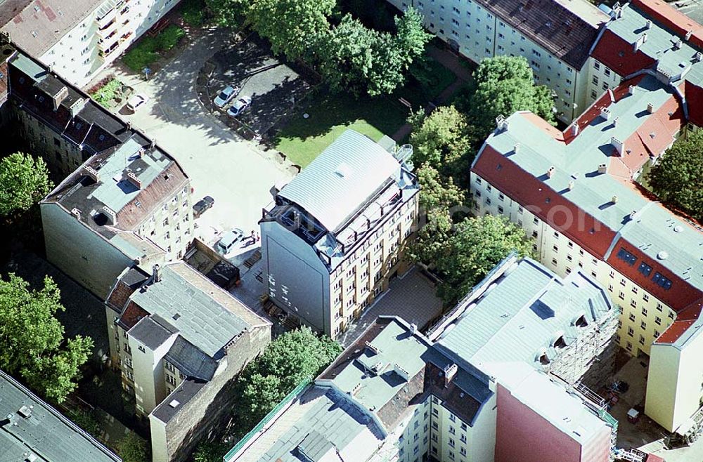 Berlin / Friedrichshain from the bird's eye view: 26.09.2003 Hotelneubaukomplex der Betriebsgesellschaft Hotel New Berlin mbH an der Petersburger Str. 24 / Ecke Kochhannstraße in 10249 Berlin - Friedrichshain Nähe SEZ / Landsberger Allee